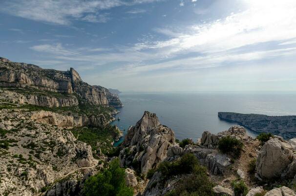 Photographie du Parc national des Calanques : des récifs montagneux et une vue sur la mer.