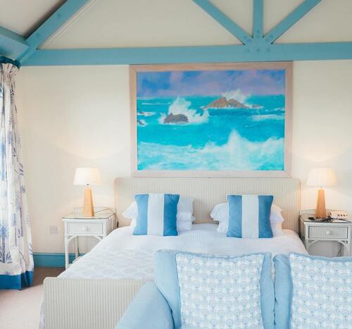 Chambre avec une décoration marine dans l'Hôtel de la mer.
